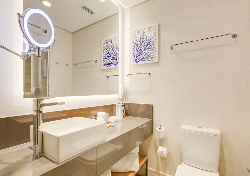 Deluxe Room, 1 King Bed | Bathroom | Shower, rainfall showerhead, hair dryer, towels