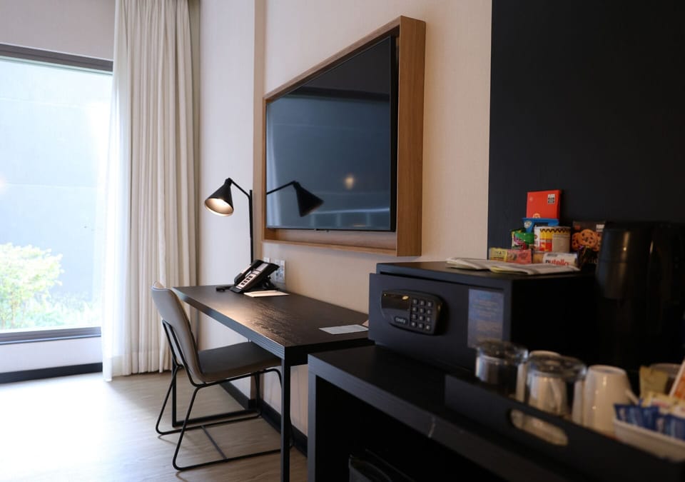 Superior Room, 1 Queen Bed, Mobility Accessible | Room amenity