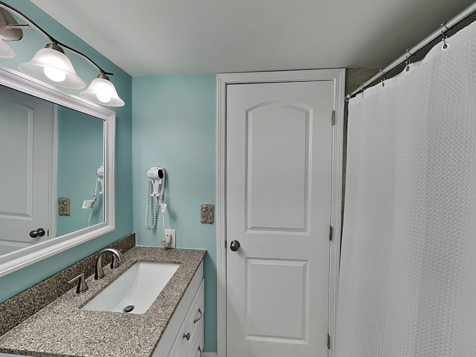 Full Bathroom - Shower/Tub Combo