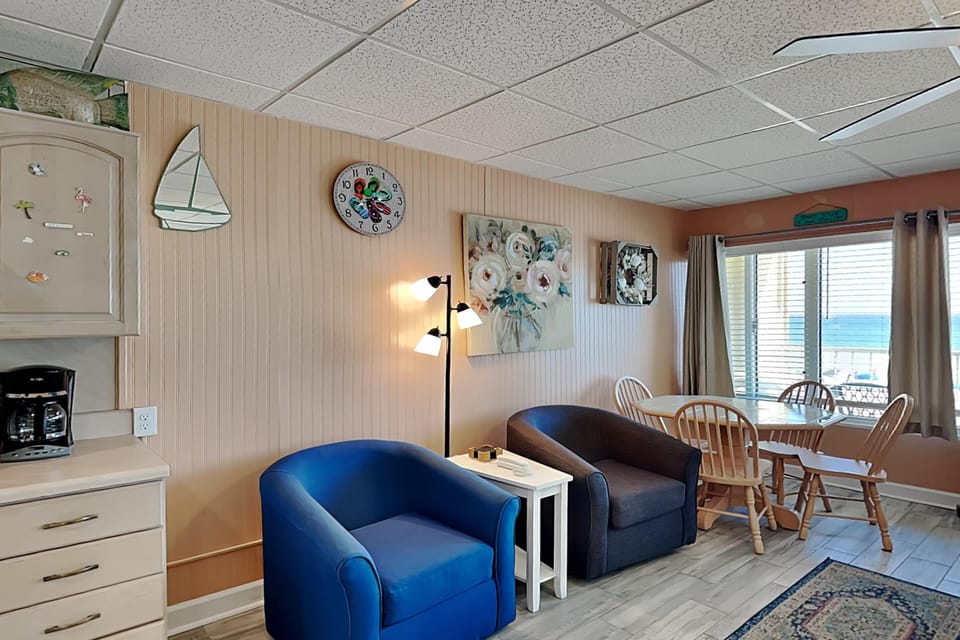 Seating Area and Dining Area
