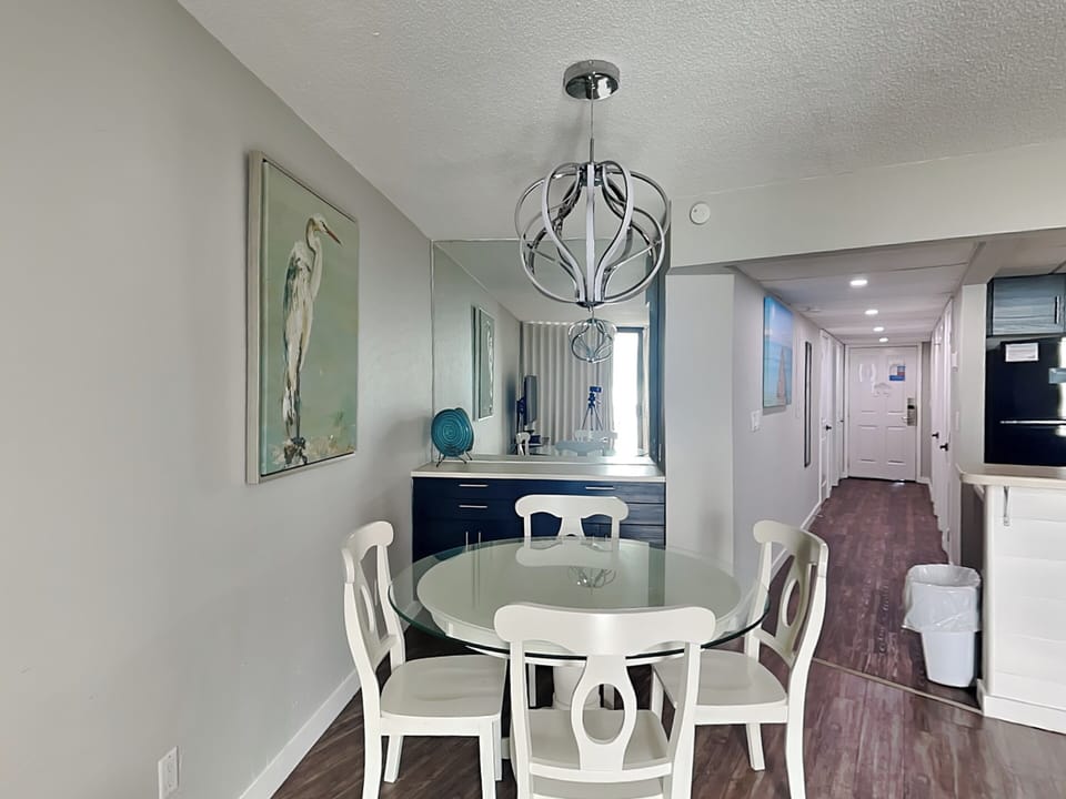 Dining Area with Wet Bar