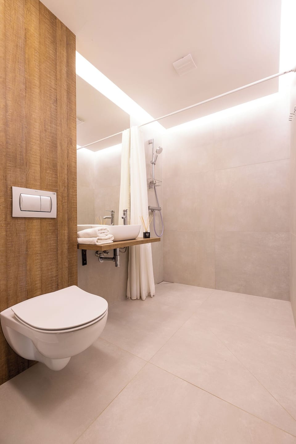 Comfort Suite | Bathroom | Shower, hair dryer, towels, soap