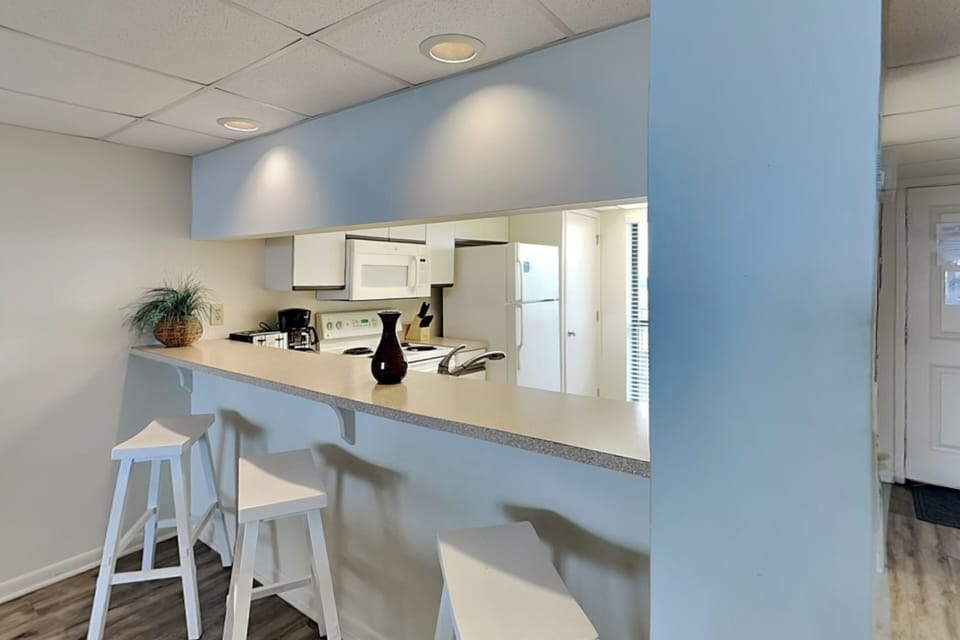 Breakfast Bar with Stool Seating for 3