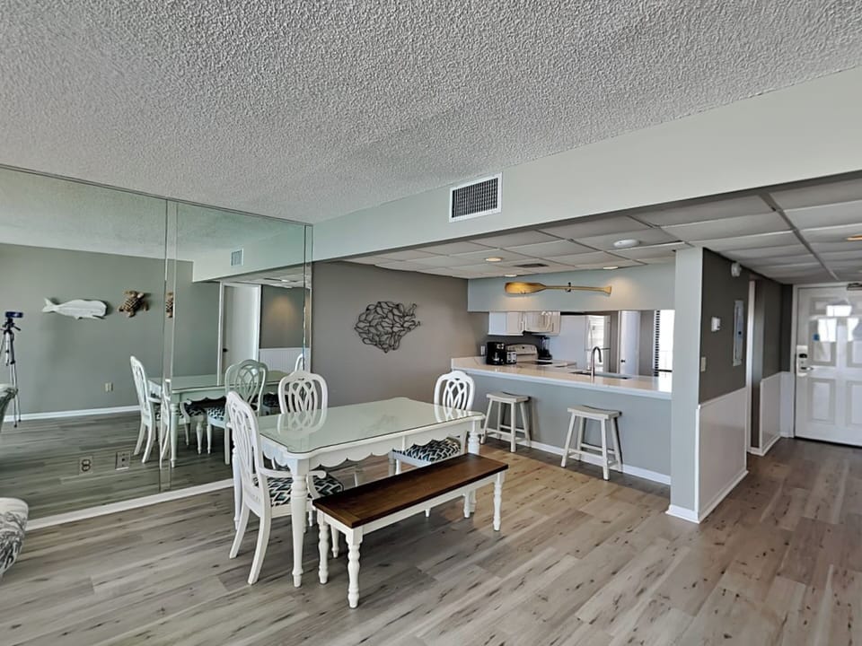 Dining Area - Breakfast Bar