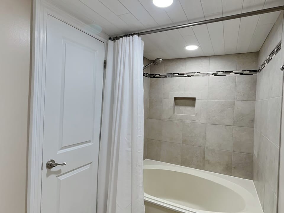 Second Bedroom's Ensuite Bathroom - Shower/Tub Combo