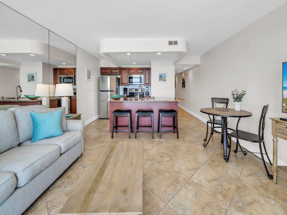 Dining Area - Kitchen Island Seating