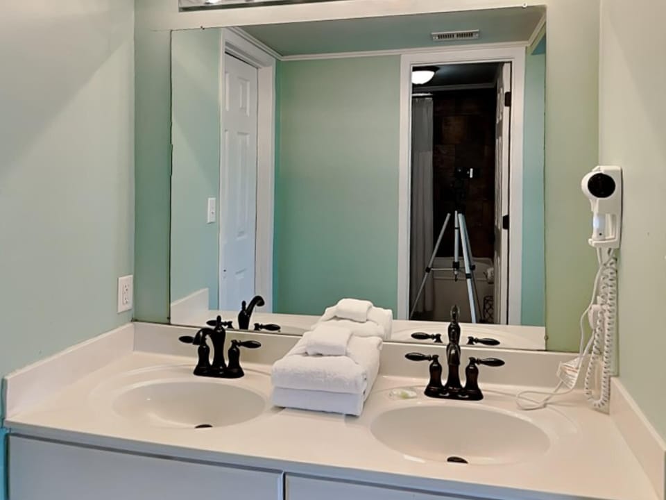 Second Bedroom's Ensuite Bathroom