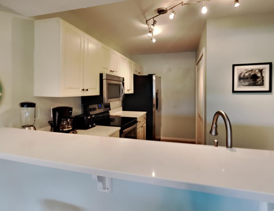 Kitchen / Breakfast Bar