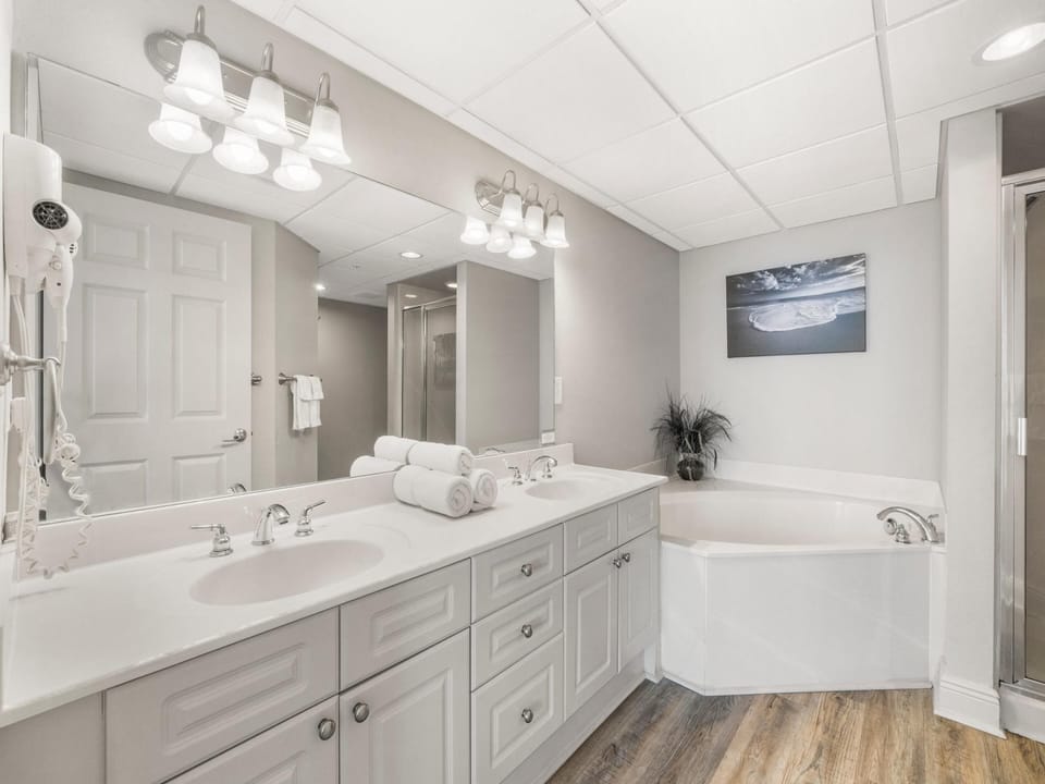 Primary Bathroom - Garden Tub