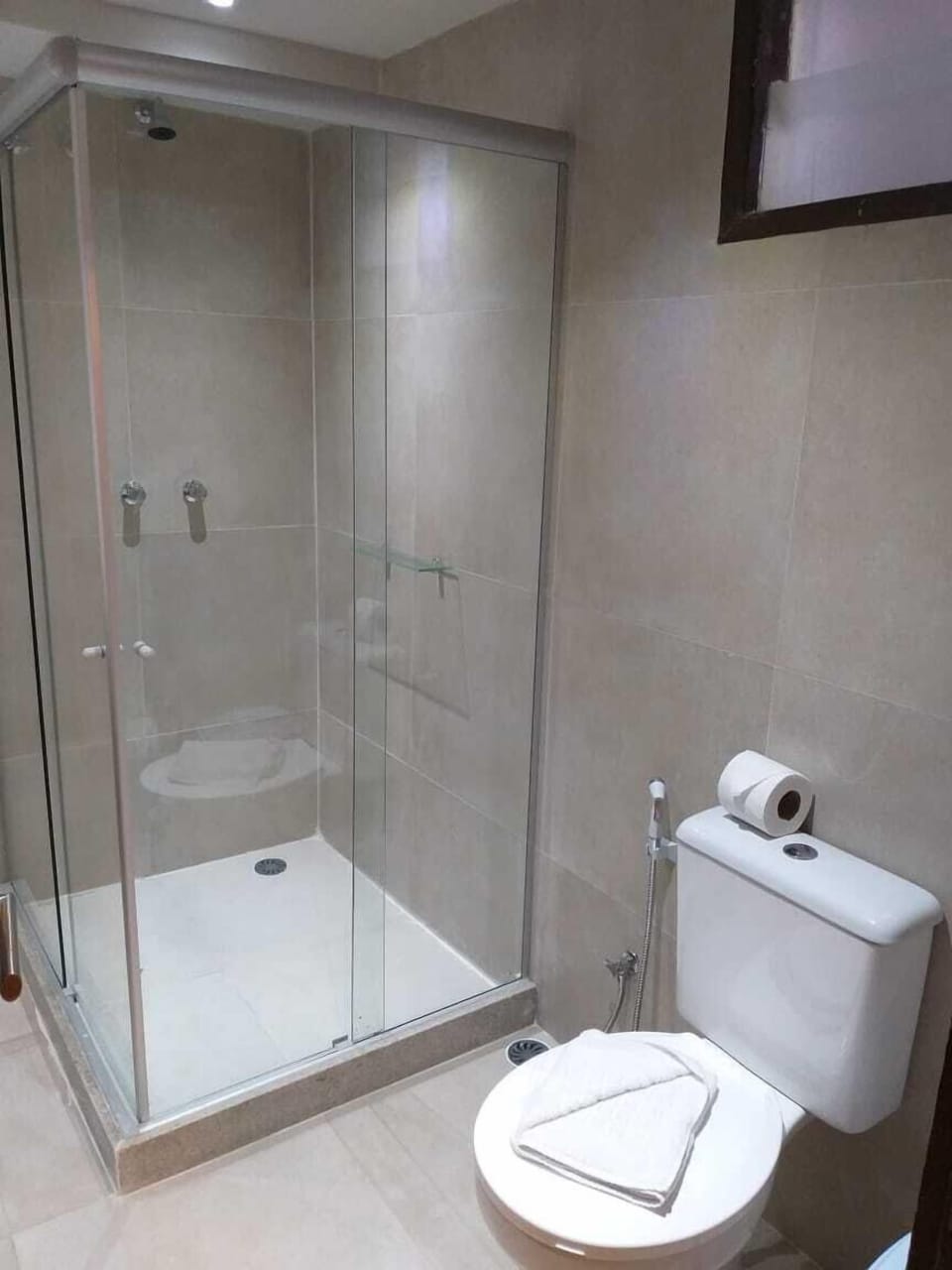 Shower, free toiletries, towels