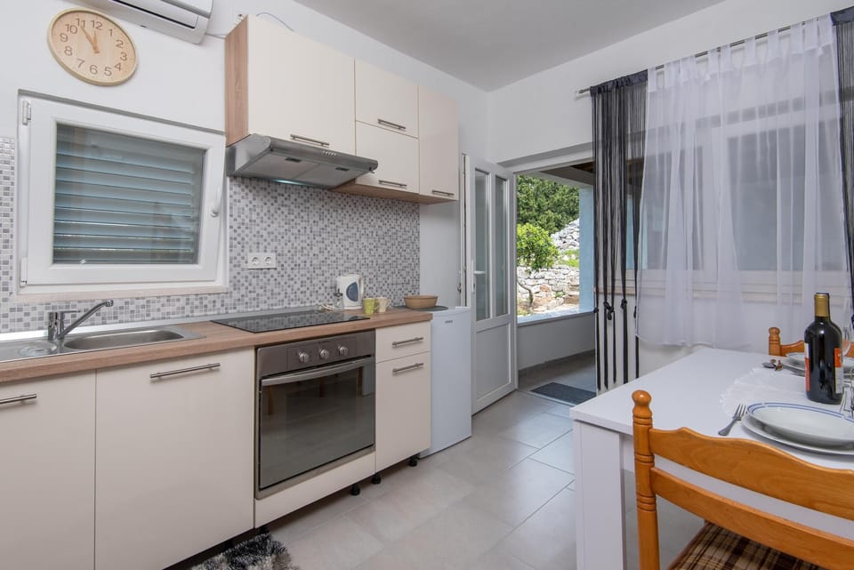Apartment | Private kitchen | Mini-fridge, oven, stovetop, cookware/dishes/utensils
