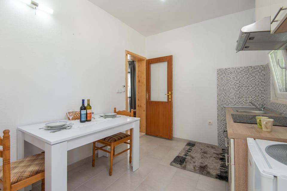Apartment | Private kitchen | Mini-fridge, oven, stovetop, cookware/dishes/utensils