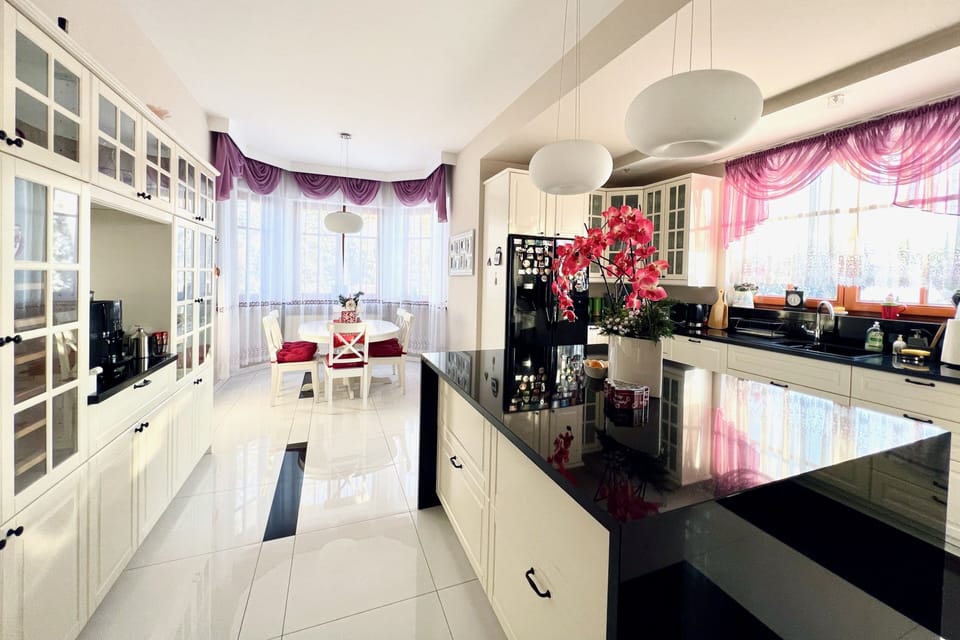 Comfort Villa | Private kitchen | Full-size fridge, microwave, oven, stovetop