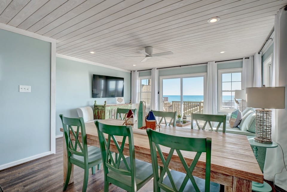 Dining room with seating for 6 (South unit)