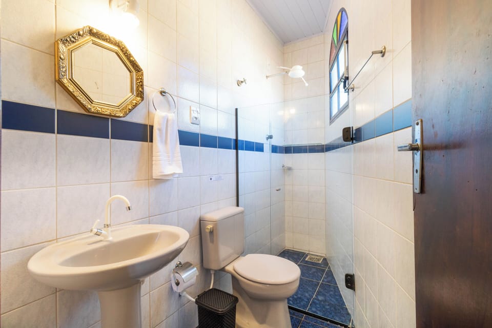 Standard Triple Room | Bathroom | Shower, towels