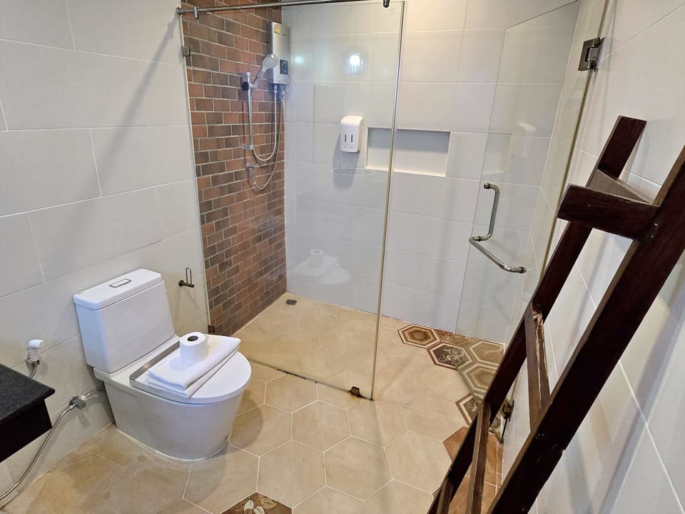 Deluxe Room | Bathroom | Shower, free toiletries, hair dryer, towels