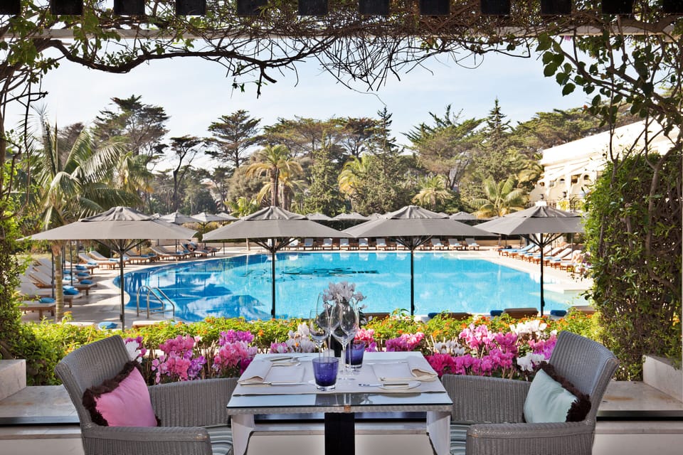 3 restaurants; lunch and dinner served