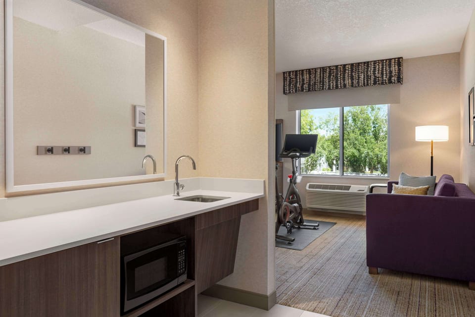 Studio, 1 King Bed, Accessible, Bathtub (Fitness) | Minibar