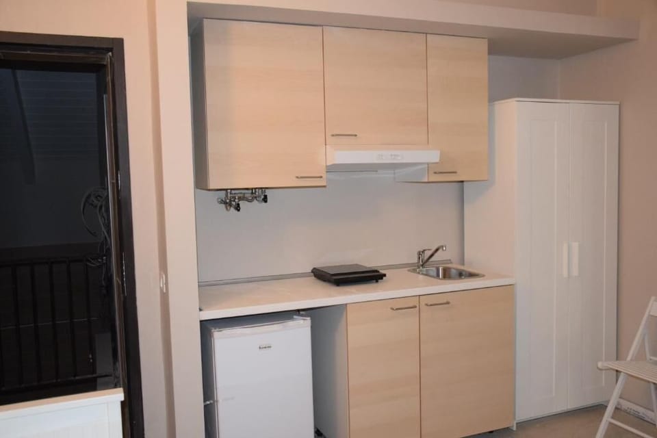 Mini-fridge, griddle