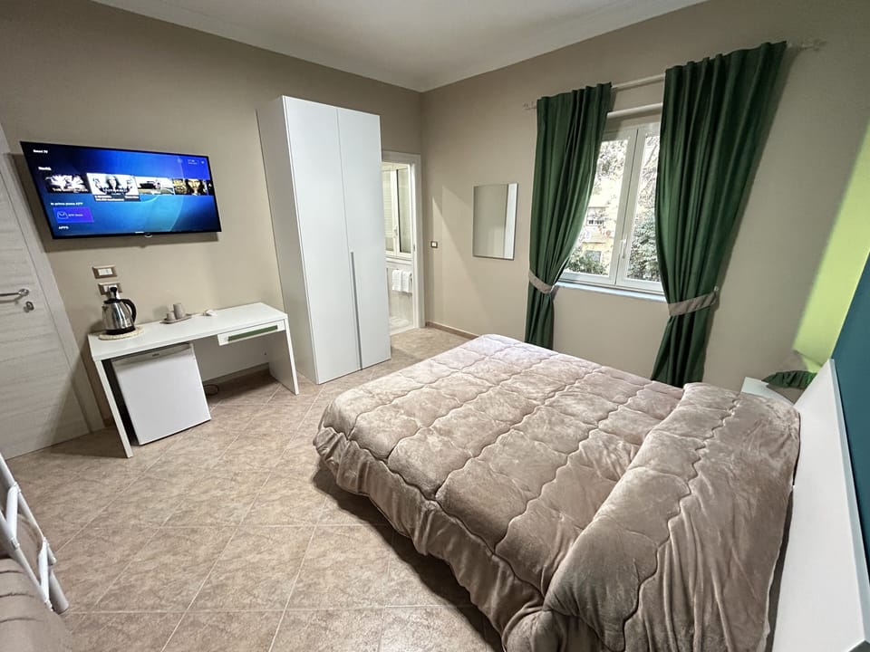 Family Room | Hypo-allergenic bedding, free minibar, desk, soundproofing