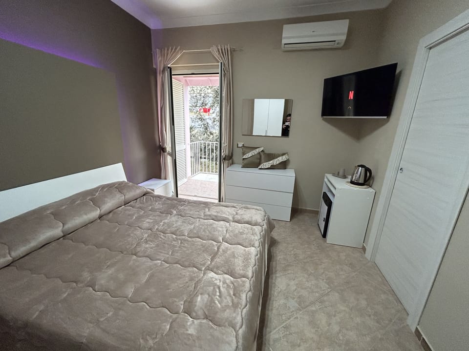 Club Room, 1 Double Bed, Garden View | Hypo-allergenic bedding, free minibar, desk, soundproofing