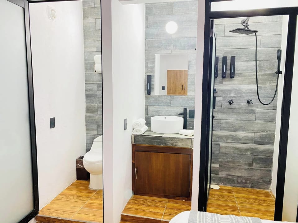Junior Single Room | Bathroom | Combined shower/tub, rainfall showerhead, free toiletries, hair dryer