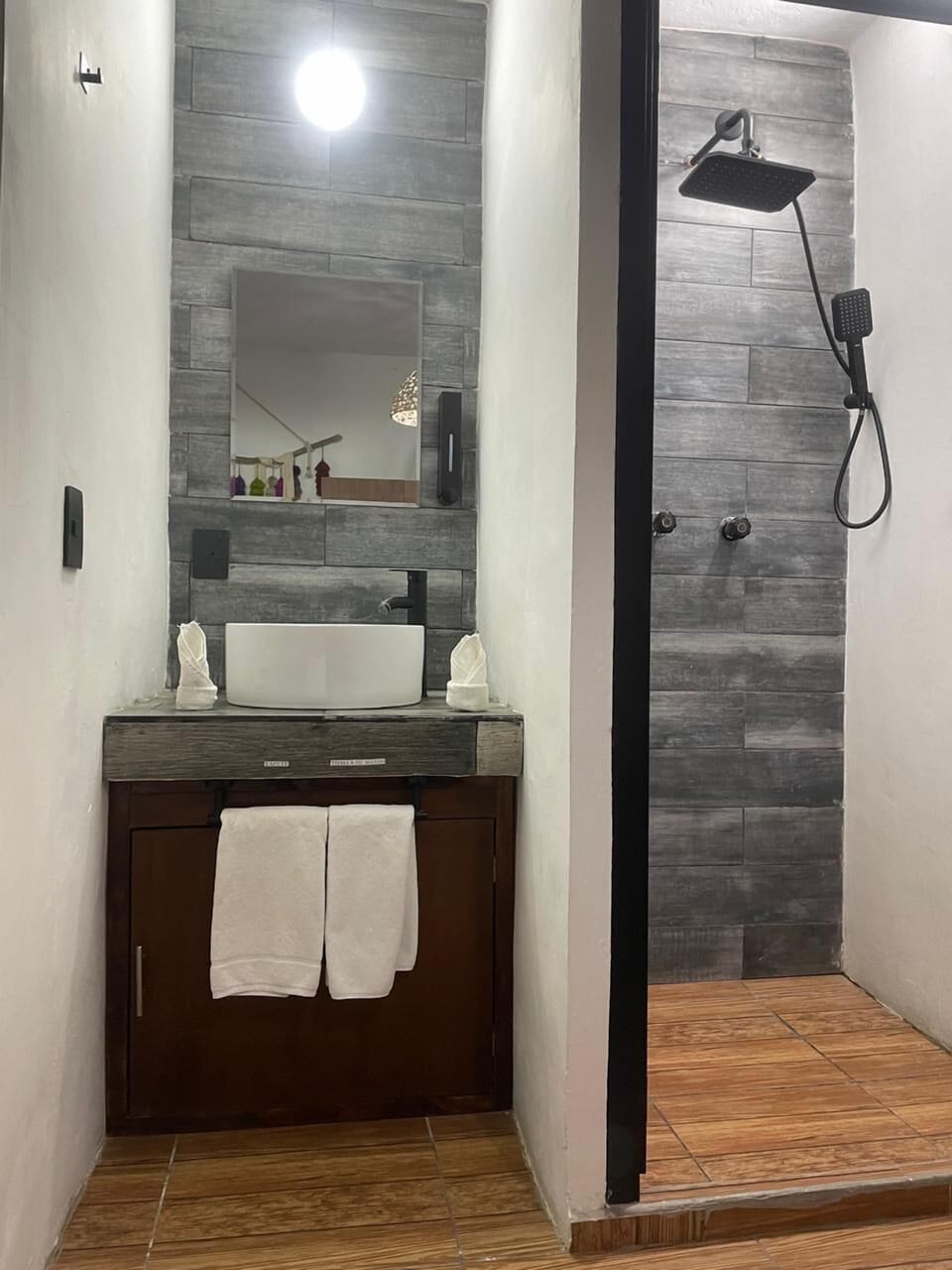 Junior Room, 2 Twin Beds | Bathroom | Combined shower/tub, rainfall showerhead, free toiletries, hair dryer