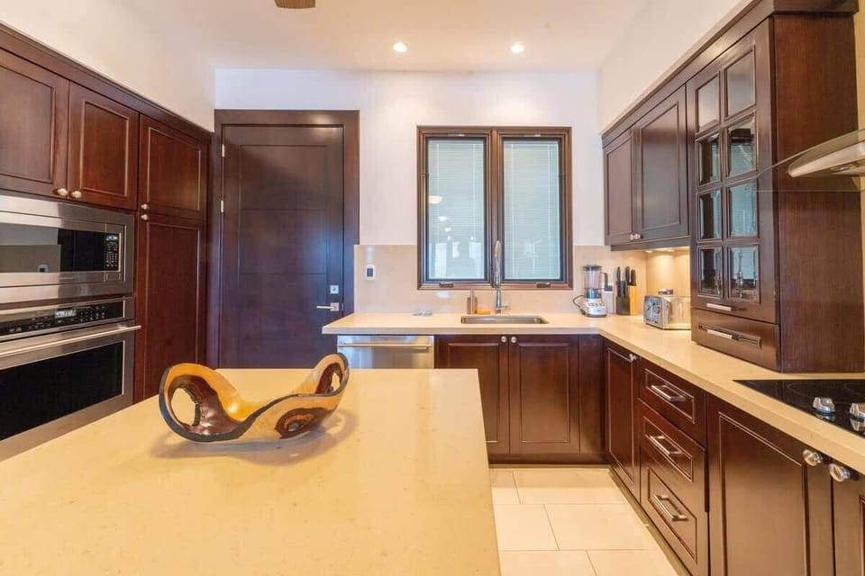 Gourmet kitchen, fully stocked