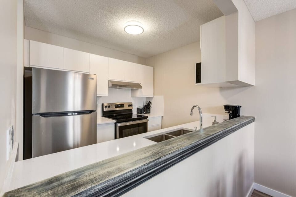Kitchen set with all needed amenities.