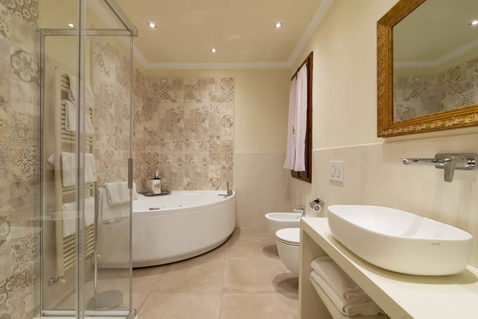 Standard Quadruple Room | Bathroom | Free toiletries, hair dryer, towels