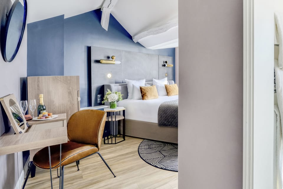 Executive Room | Minibar, in-room safe, desk, blackout drapes