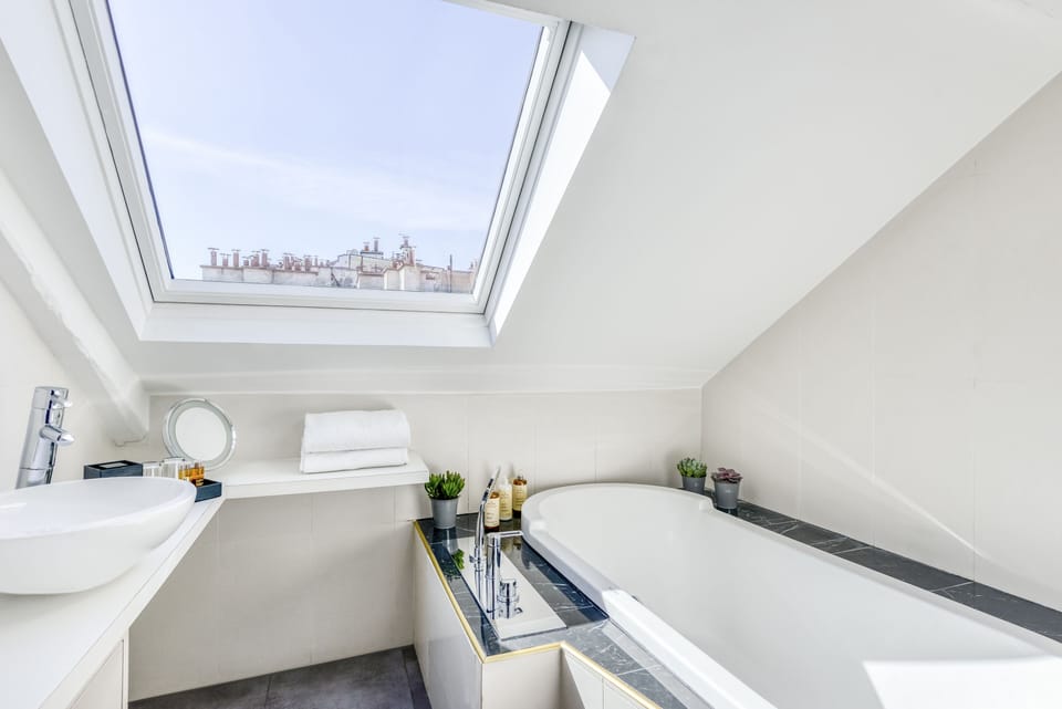 Executive Room | Bathroom | Free toiletries, hair dryer, bathrobes, slippers
