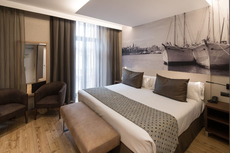 Triple Room | Minibar, in-room safe, desk, soundproofing