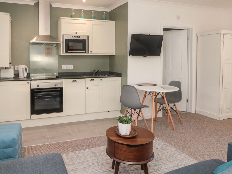 Cottage | Private kitchen | Fridge, dishwasher, electric kettle, toaster