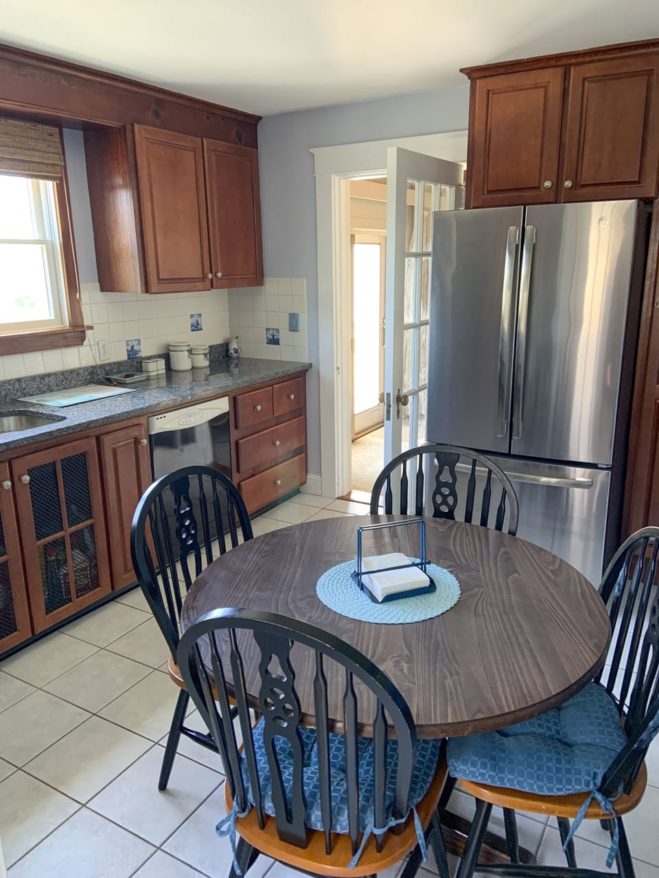 Fully equipped kitchen- east in table for 4. Ice and water in fridge.
