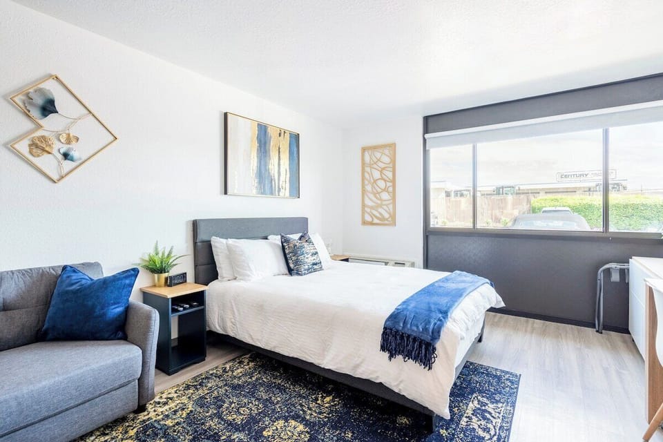 Queen bed with luxury linens.