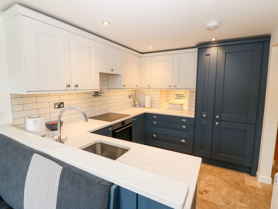 Cottage | Private kitchen | Fridge, dishwasher, electric kettle, toaster