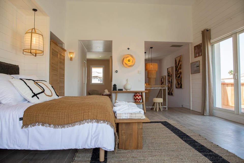 Suite Terrasse de la Presqu'île | Premium bedding, minibar, in-room safe, individually decorated