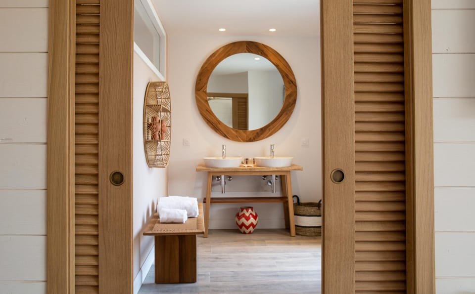 Suite Jardins de la Presqu'île | Bathroom | Separate tub and shower, designer toiletries, hair dryer, bathrobes