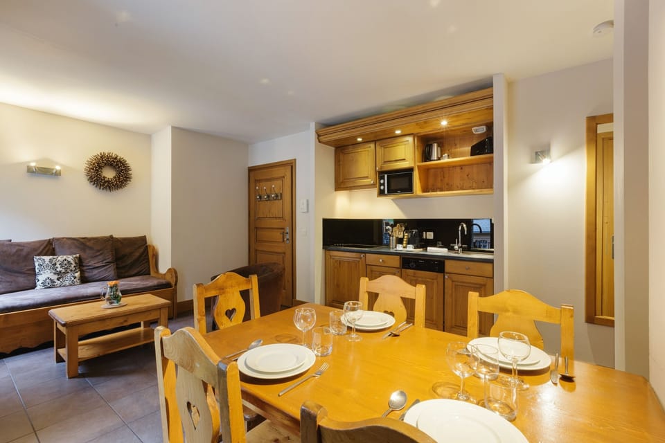 Open plan kitchen/dining area
