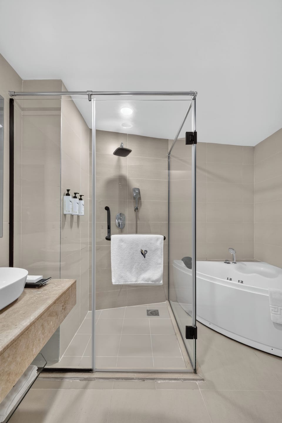 Junior Suite | Bathroom | Combined shower/tub, hair dryer, bathrobes, slippers