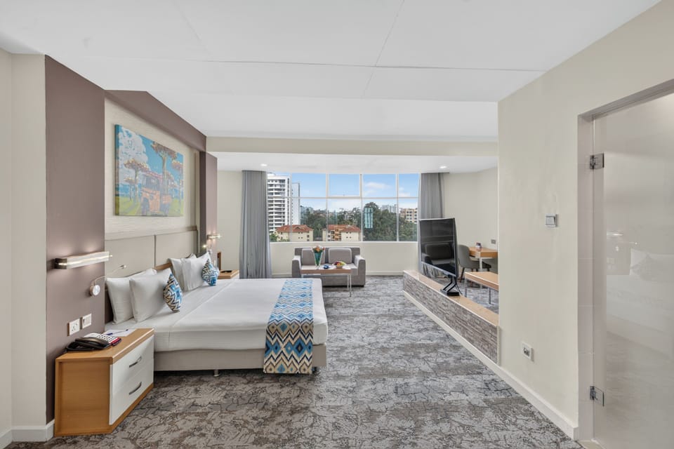 Junior Suite | Minibar, in-room safe, desk, blackout drapes
