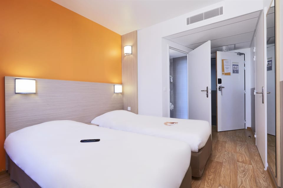 Standard Room, 2 Twin Beds | Desk, soundproofing, iron/ironing board, free WiFi
