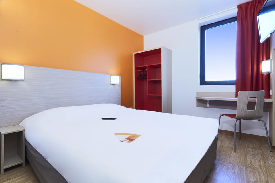 Standard Room, 1 Double Bed | Desk, soundproofing, iron/ironing board, free WiFi