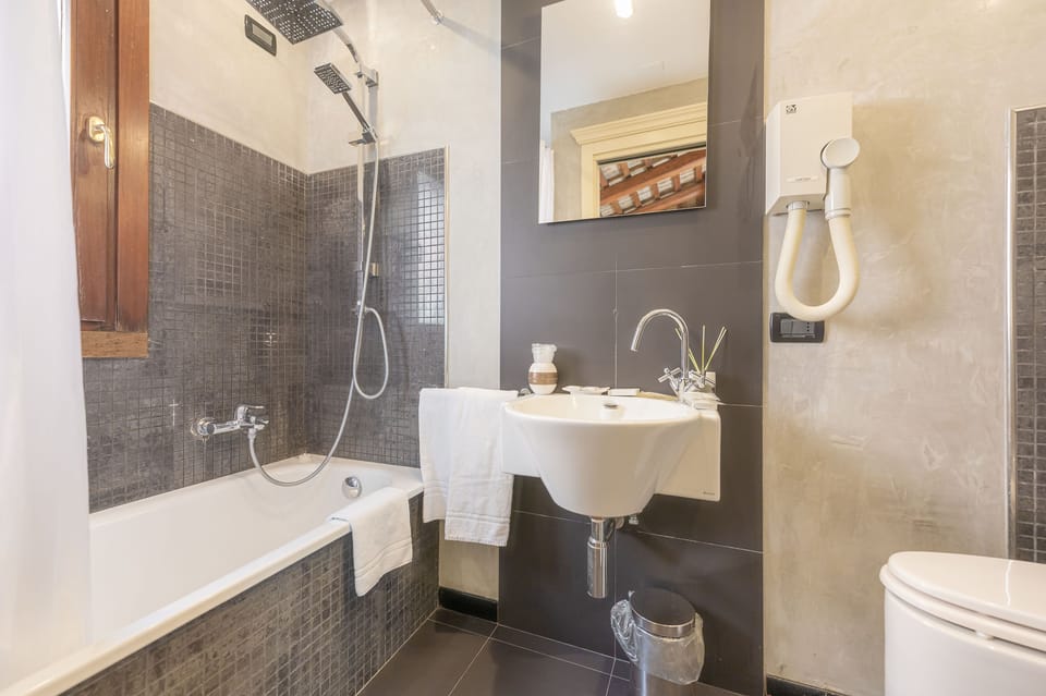 Deluxe Room, Balcony (406) | Bathroom | Hair dryer, bidet, towels
