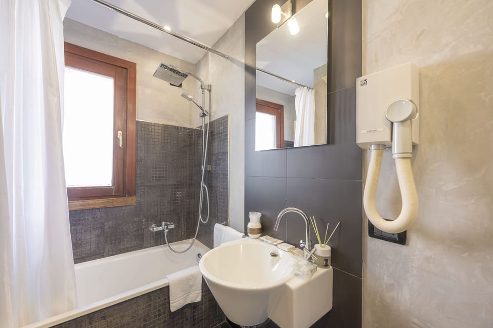 Deluxe Room, Balcony (406) | Bathroom | Hair dryer, bidet, towels