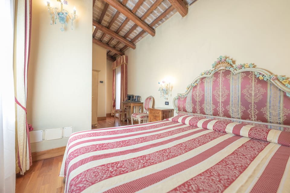 Deluxe Room, Balcony (406) | Minibar, free WiFi, bed sheets