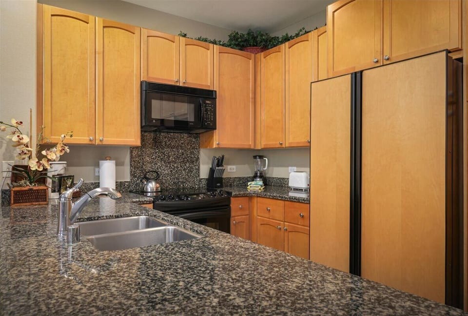 Coffee/tea maker, full-size fridge, microwave, oven