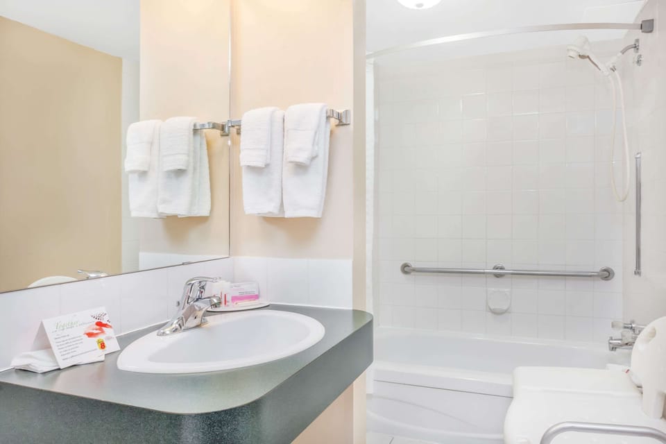 Room, Accessible | Bathroom | Combined shower/tub, free toiletries, hair dryer, towels