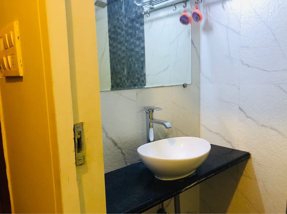Deluxe Room | Bathroom | Shower, rainfall showerhead, towels